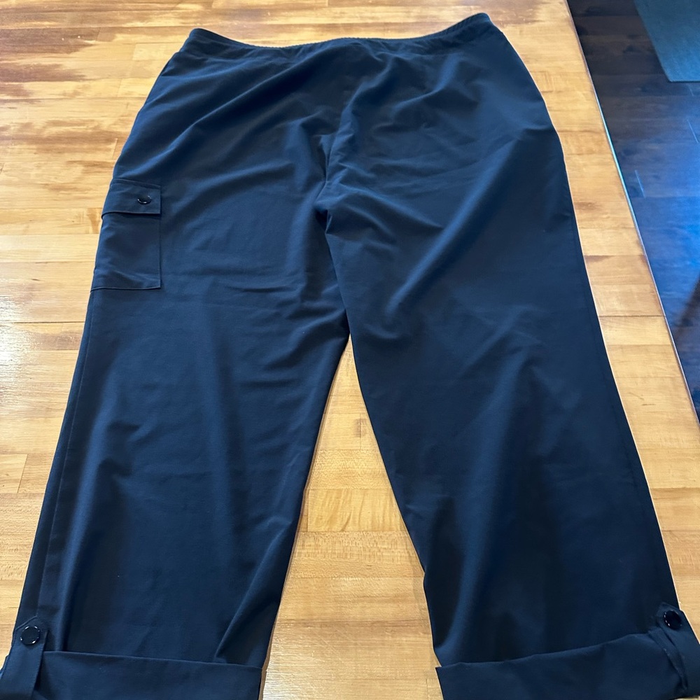 Chico’s Sz 2.5 Zenergy Black Cargo Pants with Button Details - Picture 2 of 7